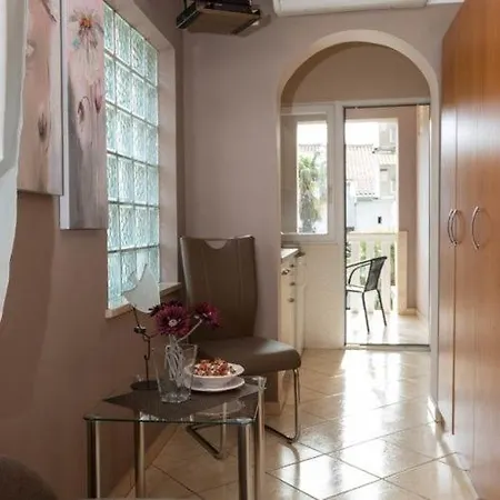 Studio In With Terrace, Air Conditioning, Wi-fi شقة *